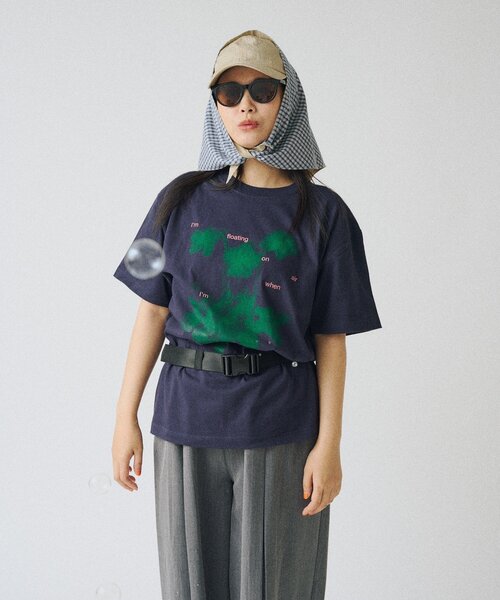 WHIMSIC(ウィムジック)の「【UNISEX/2サイズ展開】フローティング オン エアー シルクスクリーンプリントT(Tシャツ/カットソー・メンズ・ホワイト/ネイビー/ブラウン・1/2)」の20枚目の写真