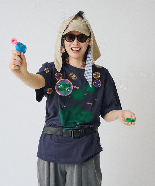 WHIMSIC(ウィムジック)の「【UNISEX/2サイズ展開】フローティング オン エアー シルクスクリーンプリントT(Tシャツ/カットソー・メンズ・ホワイト/ネイビー/ブラウン・1/2)」の21枚目の写真