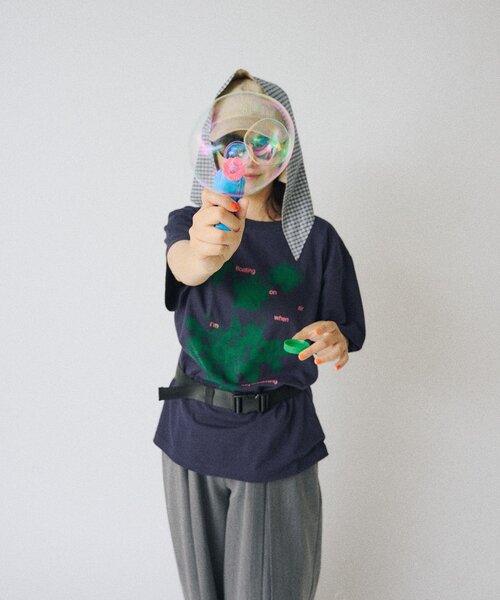 WHIMSIC(ウィムジック)の「【UNISEX/2サイズ展開】フローティング オン エアー シルクスクリーンプリントT(Tシャツ/カットソー・メンズ・ホワイト/ネイビー/ブラウン・1/2)」の10枚目の写真
