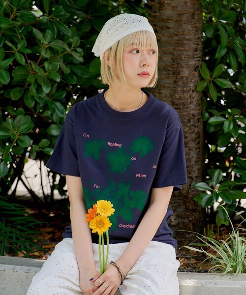 WHIMSIC(ウィムジック)の「【UNISEX/2サイズ展開】フローティング オン エアー シルクスクリーンプリントT(Tシャツ/カットソー・メンズ・ホワイト/ネイビー/ブラウン・1/2)」の13枚目の写真