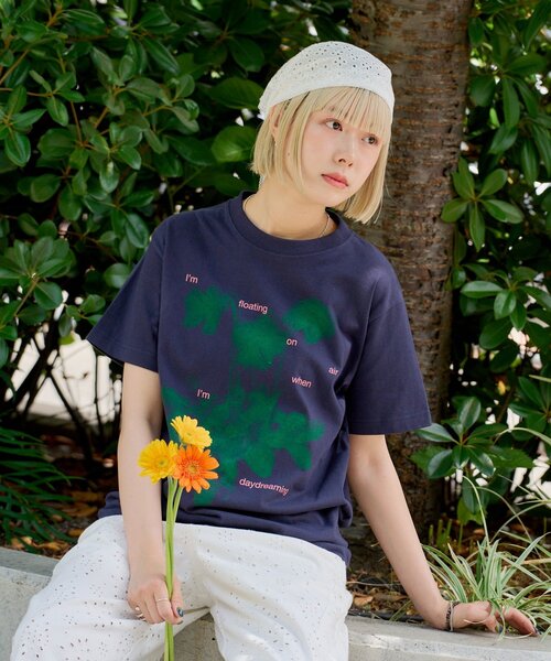 WHIMSIC(ウィムジック)の「【UNISEX/2サイズ展開】フローティング オン エアー シルクスクリーンプリントT(Tシャツ/カットソー・メンズ・ホワイト/ネイビー/ブラウン・1/2)」の14枚目の写真