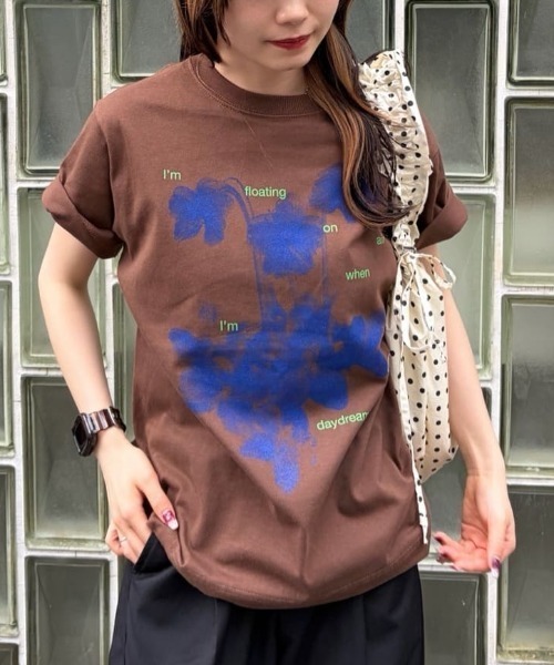 WHIMSIC(ウィムジック)の「【UNISEX/2サイズ展開】フローティング オン エアー シルクスクリーンプリントT(Tシャツ/カットソー・メンズ・ホワイト/ネイビー/ブラウン・1/2)」の3枚目の写真