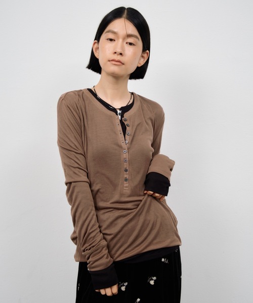 Shelly island(シェリーアイランド)の「シアーヘンリーネックトップス(Tシャツ/カットソー・レディース・ホワイト/ブラック/ブラウン/グレー・FREE)」の1枚目の写真