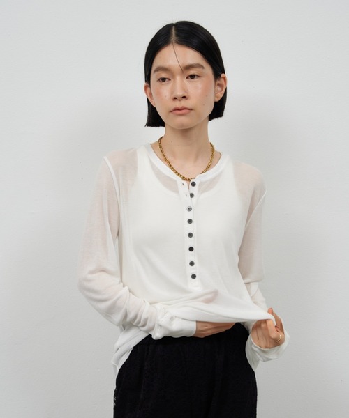 Shelly island(シェリーアイランド)の「シアーヘンリーネックトップス(Tシャツ/カットソー・レディース・ホワイト/ブラック/ブラウン/グレー・FREE)」の12枚目の写真
