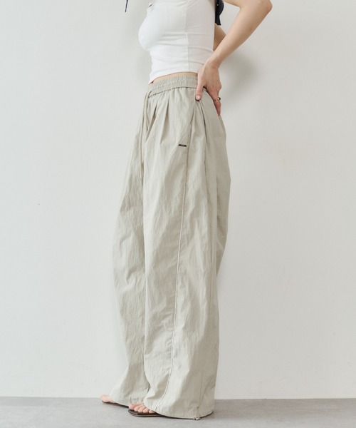 VION(ヴィオン)の「パイピングナイロンパンツ / Piping Nylon Pants(その他パンツ・レディース・ベージュ/ネイビー・S/M)」の1枚目の写真