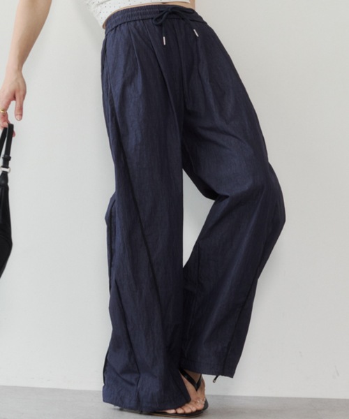 VION(ヴィオン)の「パイピングナイロンパンツ / Piping Nylon Pants(その他パンツ・レディース・ベージュ/ネイビー・S/M)」の2枚目の写真