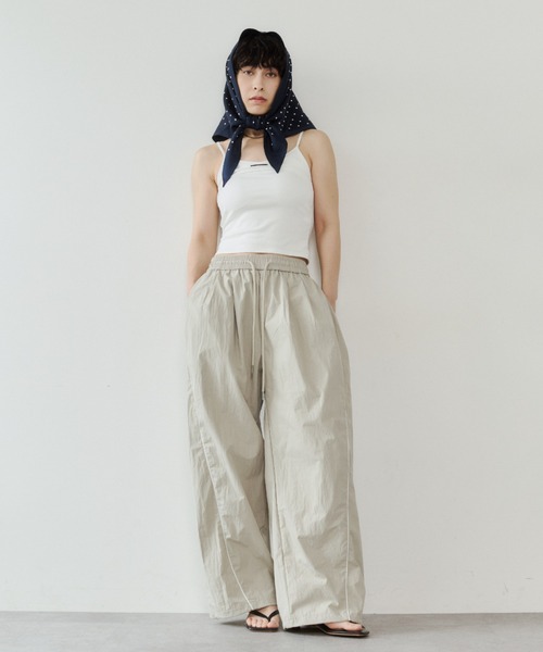 VION(ヴィオン)の「パイピングナイロンパンツ / Piping Nylon Pants(その他パンツ・レディース・ベージュ/ネイビー・S/M)」の14枚目の写真