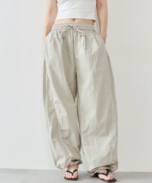 VION(ヴィオン)の「パイピングナイロンパンツ / Piping Nylon Pants(その他パンツ・レディース・ベージュ/ネイビー・S/M)」の15枚目の写真