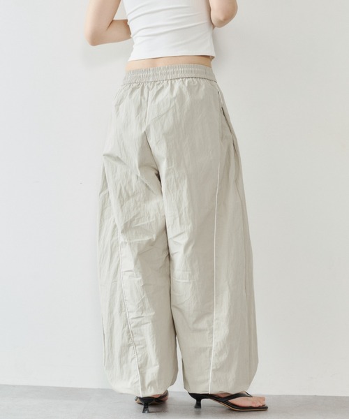 VION(ヴィオン)の「パイピングナイロンパンツ / Piping Nylon Pants(その他パンツ・レディース・ベージュ/ネイビー・S/M)」の16枚目の写真