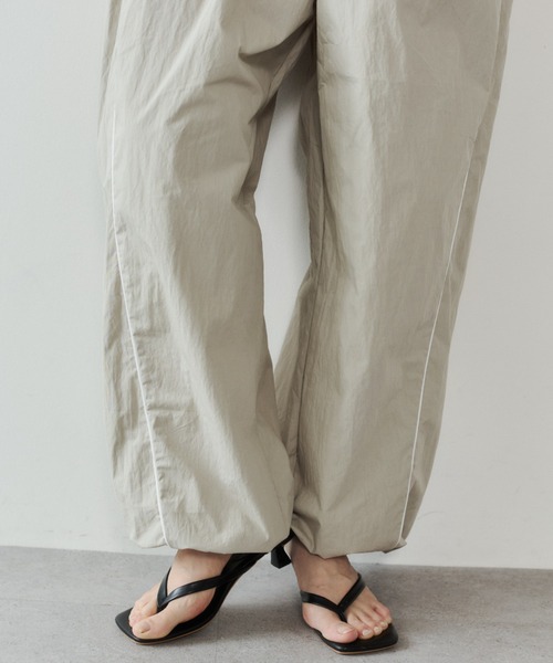 VION(ヴィオン)の「パイピングナイロンパンツ / Piping Nylon Pants(その他パンツ・レディース・ベージュ/ネイビー・S/M)」の17枚目の写真