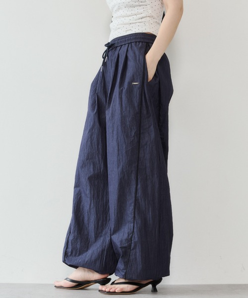 VION(ヴィオン)の「パイピングナイロンパンツ / Piping Nylon Pants(その他パンツ・レディース・ベージュ/ネイビー・S/M)」の3枚目の写真