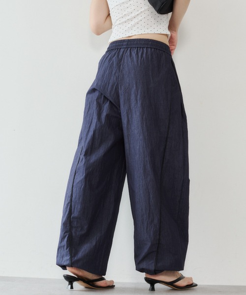 VION(ヴィオン)の「パイピングナイロンパンツ / Piping Nylon Pants(その他パンツ・レディース・ベージュ/ネイビー・S/M)」の5枚目の写真
