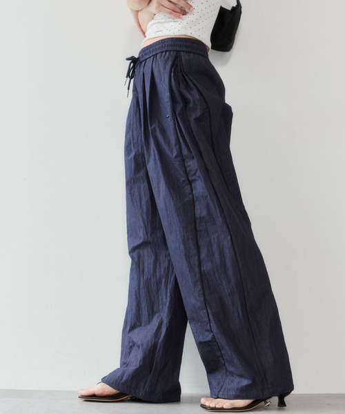 VION(ヴィオン)の「パイピングナイロンパンツ / Piping Nylon Pants(その他パンツ・レディース・ベージュ/ネイビー・S/M)」の4枚目の写真