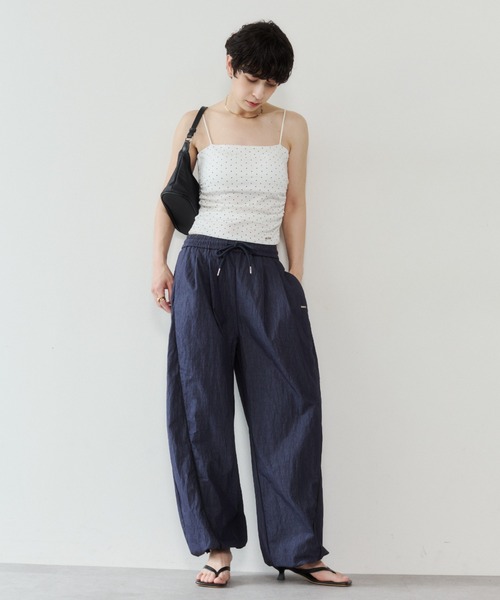 VION(ヴィオン)の「パイピングナイロンパンツ / Piping Nylon Pants(その他パンツ・レディース・ベージュ/ネイビー・S/M)」の7枚目の写真