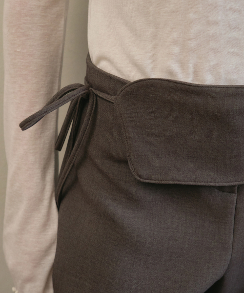 OURNOSTALGIA(アワー ノスタルジア)の「Waist wrap slim boots cut pants_Brown(O25-PT10)(スラックス・レディース・ブラウン・MEDIUM/SMALL)」の3枚目の写真