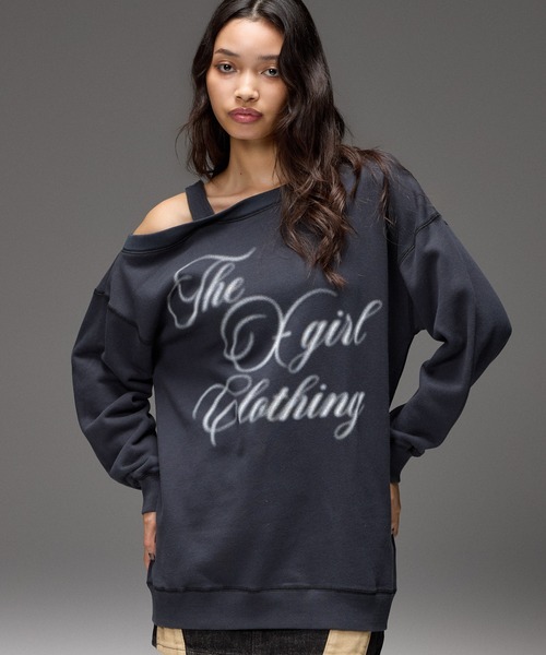 X-girl(エックスガール)の「SCRIPT LOGO OFF SHOULDER SWEATSHIRT(スウェット・レディース・レオパード/カモフラージュ/ブラック・S/M)」の2枚目の写真