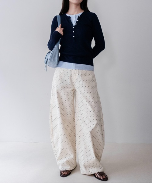 on:nue(オンニュ)の「【on:nue】バイカラーヘンリーネックリブニット /26-27 AW COLLECTION(ニット/セーター・レディース・ネイビー/グレー/ブラウン・FREE)」の20枚目の写真