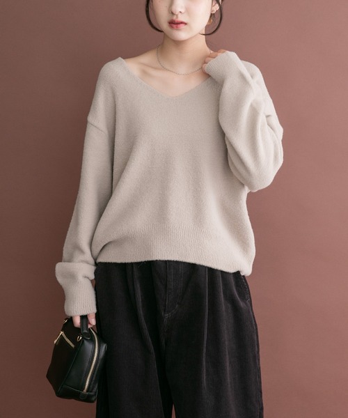 ITEMS URBANRESEARCH（アイテムズ アーバンリサーチ）の「シャギーVネックニット（ニット/セーター・レディース・ベージュ系その他/グリーン系その他/オフホワイト・FREE）」の2枚目の写真