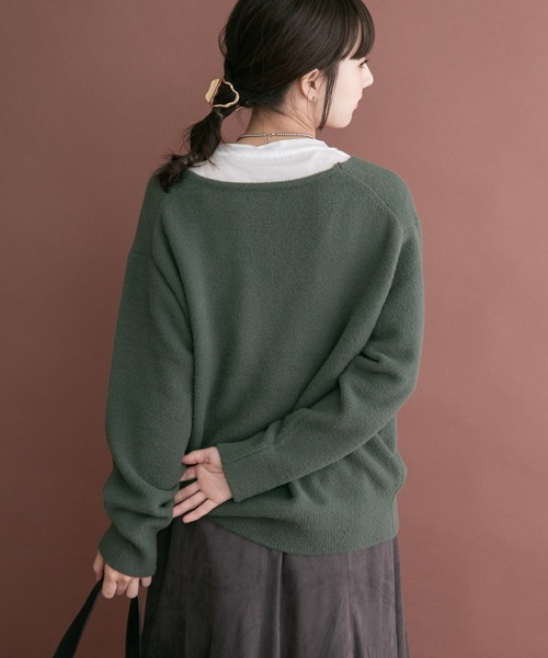 ITEMS URBANRESEARCH（アイテムズ アーバンリサーチ）の「シャギーVネックニット（ニット/セーター・レディース・ベージュ系その他/グリーン系その他/オフホワイト・FREE）」の17枚目の写真