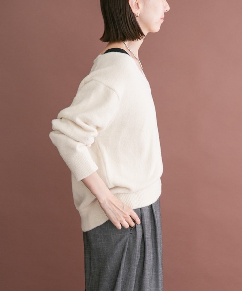 ITEMS URBANRESEARCH（アイテムズ アーバンリサーチ）の「シャギーVネックニット（ニット/セーター・レディース・ベージュ系その他/グリーン系その他/オフホワイト・FREE）」の4枚目の写真