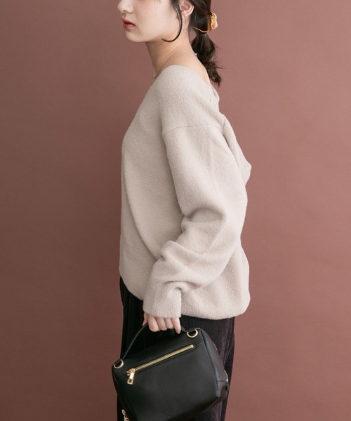 ITEMS URBANRESEARCH（アイテムズ アーバンリサーチ）の「シャギーVネックニット（ニット/セーター・レディース・ベージュ系その他/グリーン系その他/オフホワイト・FREE）」の10枚目の写真