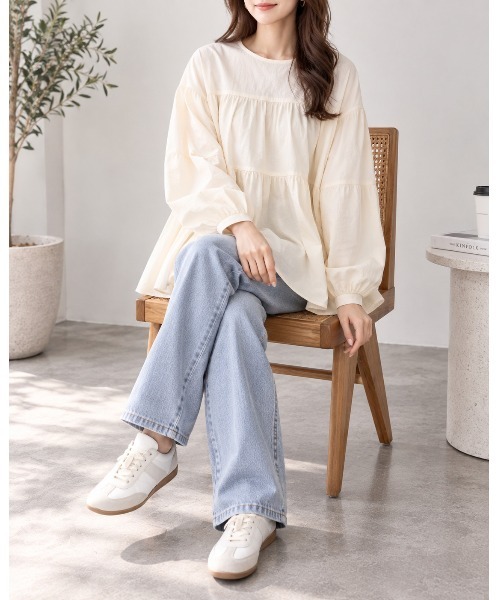 FAZVY(ファズビー)の「ナチュラルな抜け感を纏う ティアードチュニックブラウス(シャツ/ブラウス・レディース・ライトグレー・M/L)」の7枚目の写真