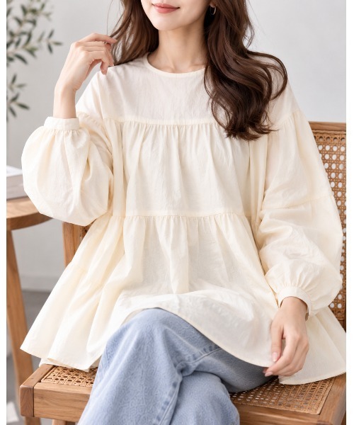 FAZVY(ファズビー)の「ナチュラルな抜け感を纏う ティアードチュニックブラウス(シャツ/ブラウス・レディース・ライトグレー・M/L)」の8枚目の写真