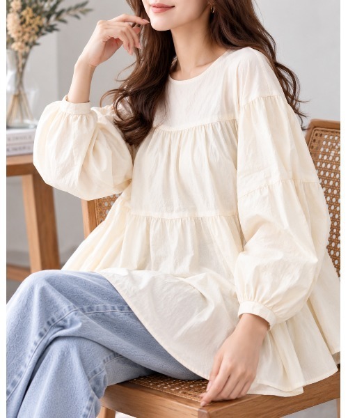 FAZVY(ファズビー)の「ナチュラルな抜け感を纏う ティアードチュニックブラウス(シャツ/ブラウス・レディース・ライトグレー・M/L)」の9枚目の写真