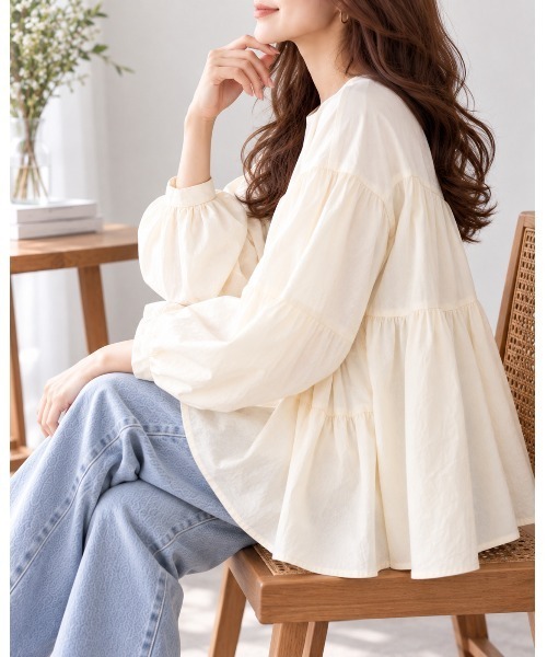 FAZVY(ファズビー)の「ナチュラルな抜け感を纏う ティアードチュニックブラウス(シャツ/ブラウス・レディース・ライトグレー・M/L)」の12枚目の写真