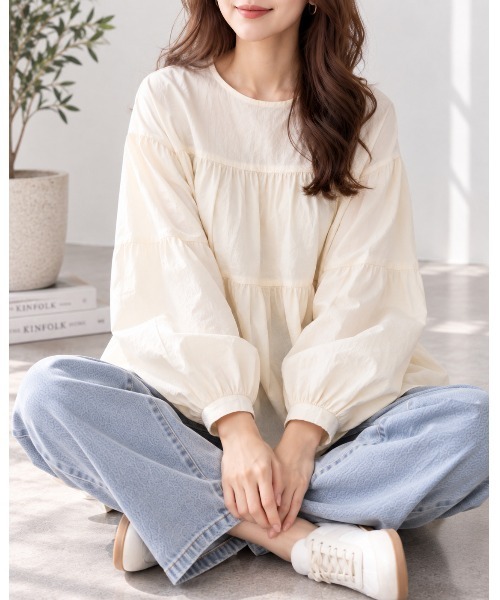 FAZVY(ファズビー)の「ナチュラルな抜け感を纏う ティアードチュニックブラウス(シャツ/ブラウス・レディース・ライトグレー・M/L)」の13枚目の写真