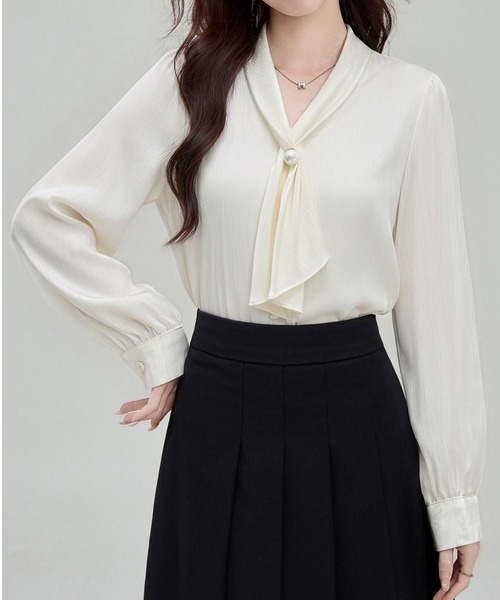 LUCPY(ラクピー)の「ボウタイパールボタンブラウス(シャツ/ブラウス・レディース・ホワイト・X-LARGE/LARGE/MEDIUM/SMALL)」の2枚目の写真