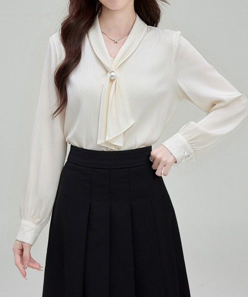 LUCPY(ラクピー)の「ボウタイパールボタンブラウス(シャツ/ブラウス・レディース・ホワイト・X-LARGE/LARGE/MEDIUM/SMALL)」の3枚目の写真