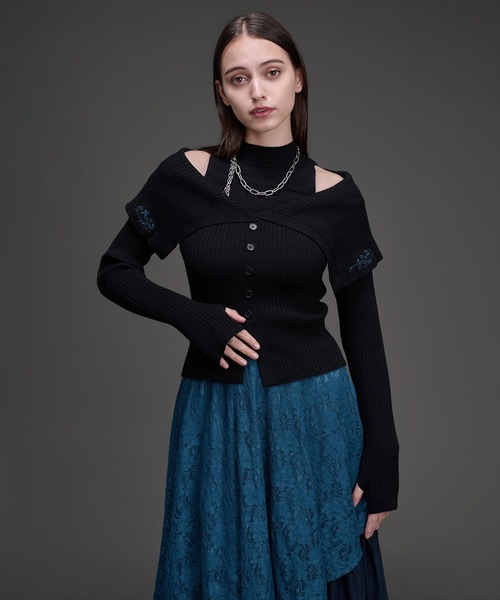 Ellno de Mavie(エルノデメヴィ)の「フラワー刺繍オフショルニットトップス(ニット/セーター・レディース・ブルーグリーン/ブラック・FREE)」の7枚目の写真