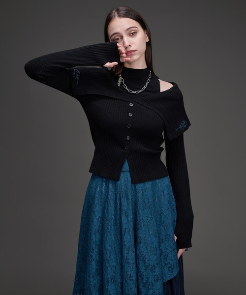 Ellno de Mavie(エルノデメヴィ)の「フラワー刺繍オフショルニットトップス(ニット/セーター・レディース・ブルーグリーン/ブラック・FREE)」の8枚目の写真