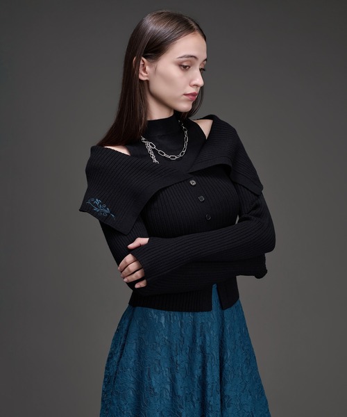 Ellno de Mavie(エルノデメヴィ)の「フラワー刺繍オフショルニットトップス(ニット/セーター・レディース・ブルーグリーン/ブラック・FREE)」の5枚目の写真