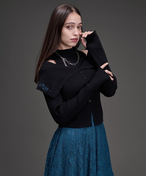 Ellno de Mavie(エルノデメヴィ)の「フラワー刺繍オフショルニットトップス(ニット/セーター・レディース・ブルーグリーン/ブラック・FREE)」の6枚目の写真