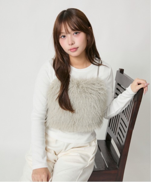 GORGE（ゴージ）の「シャギーファー キャミビスチェ｜全2色（その他トップス・レディース・ベージュ/チャコール・F）」の11枚目の写真