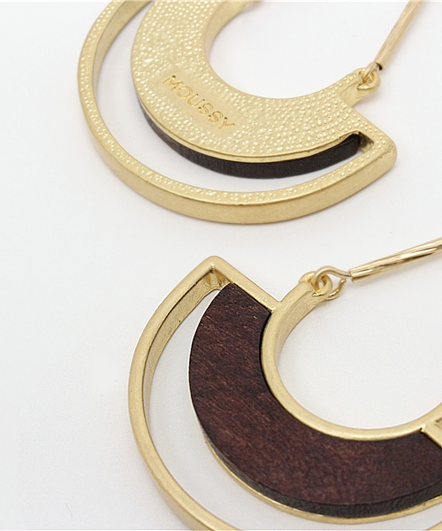 MOUSSY（マウジー）の「WOOD SWING EARRING（ピアス（両耳用）・レディース・ベージュ/ブラウン・FREE）」の4枚目の写真