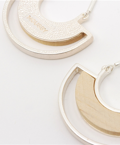 MOUSSY（マウジー）の「WOOD SWING EARRING（ピアス（両耳用）・レディース・ベージュ/ブラウン・FREE）」の5枚目の写真