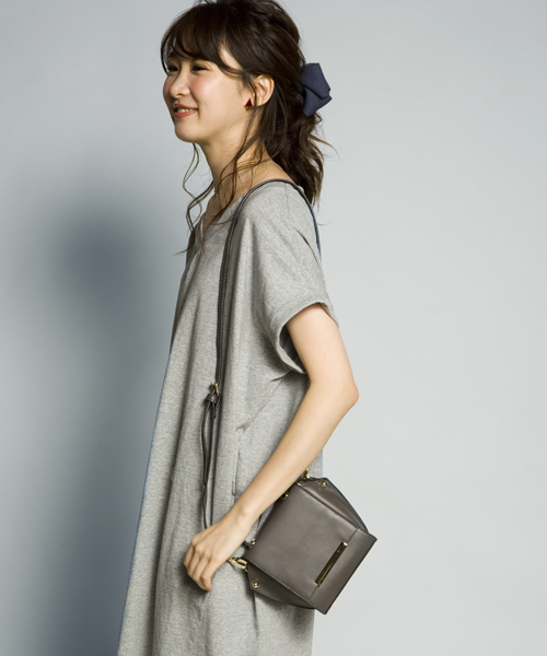 PLAIN CLOTHING（プレーンクロージング）の「エラ型ミニショルダーバッグ/ハンドバッグ【PLAIN CLOTHING】（ショルダーバッグ・レディース・バーガンディー/キャメル/グレー/ベージュ/ブラック・FREE）」の13枚目の写真