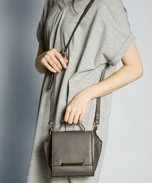 PLAIN CLOTHING（プレーンクロージング）の「エラ型ミニショルダーバッグ/ハンドバッグ【PLAIN CLOTHING】（ショルダーバッグ・レディース・バーガンディー/キャメル/グレー/ベージュ/ブラック・FREE）」の15枚目の写真