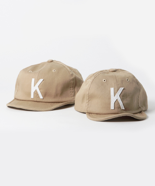 GRIN BUDDY(グリンバディ)の「【GRIN BUDDY(グリンバディ)】親子お揃いロゴキャップ2点セット(ギフトBOX入り)/ Logo Cap 2SET(キャップ・キッズ・カーキ/ベージュ/ネイビー・ONESIZE)」の2枚目の写真