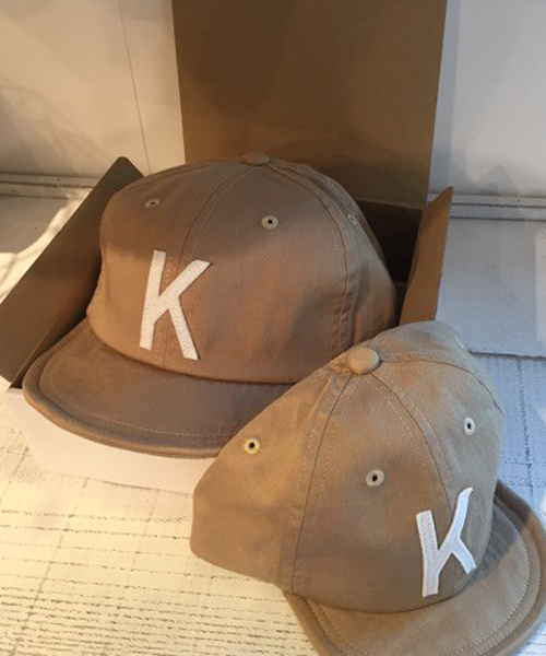 GRIN BUDDY(グリンバディ)の「【GRIN BUDDY(グリンバディ)】親子お揃いロゴキャップ2点セット(ギフトBOX入り)/ Logo Cap 2SET(キャップ・キッズ・カーキ/ベージュ/ネイビー・ONESIZE)」の13枚目の写真