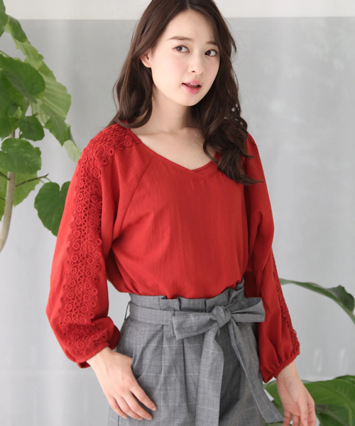 earth music&ecology(アースミュージックアンドエコロジー)の「【 SETアイテム 】SET2点ショルダーレースチュニック+インナー(シャツ/ブラウス・レディース・アイボリー/ブラック/レッド/キャメル・FREE)」の1枚目の写真