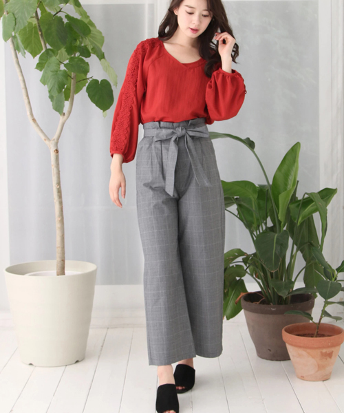 earth music&ecology(アースミュージックアンドエコロジー)の「【 SETアイテム 】SET2点ショルダーレースチュニック+インナー(シャツ/ブラウス・レディース・アイボリー/ブラック/レッド/キャメル・FREE)」の14枚目の写真