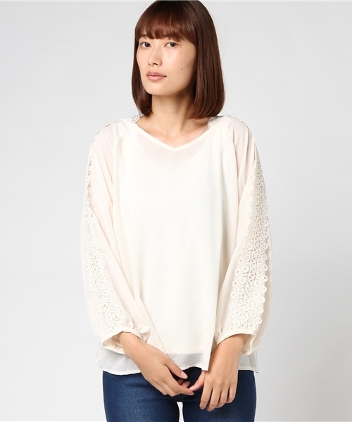 earth music&ecology(アースミュージックアンドエコロジー)の「【 SETアイテム 】SET2点ショルダーレースチュニック+インナー(シャツ/ブラウス・レディース・アイボリー/ブラック/レッド/キャメル・FREE)」の2枚目の写真