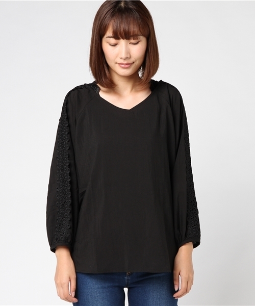 earth music&ecology(アースミュージックアンドエコロジー)の「【 SETアイテム 】SET2点ショルダーレースチュニック+インナー(シャツ/ブラウス・レディース・アイボリー/ブラック/レッド/キャメル・FREE)」の5枚目の写真