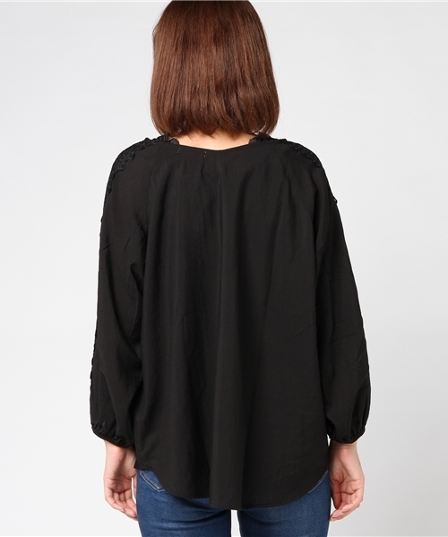 earth music&ecology(アースミュージックアンドエコロジー)の「【 SETアイテム 】SET2点ショルダーレースチュニック+インナー(シャツ/ブラウス・レディース・アイボリー/ブラック/レッド/キャメル・FREE)」の7枚目の写真