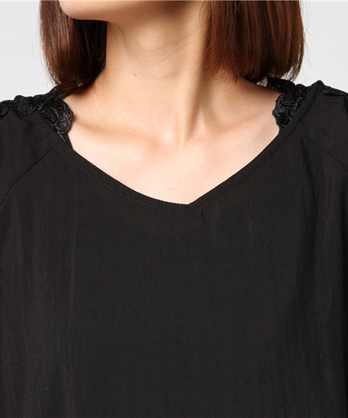 earth music&ecology(アースミュージックアンドエコロジー)の「【 SETアイテム 】SET2点ショルダーレースチュニック+インナー(シャツ/ブラウス・レディース・アイボリー/ブラック/レッド/キャメル・FREE)」の8枚目の写真