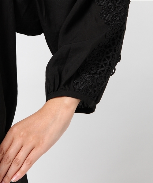 earth music&ecology(アースミュージックアンドエコロジー)の「【 SETアイテム 】SET2点ショルダーレースチュニック+インナー(シャツ/ブラウス・レディース・アイボリー/ブラック/レッド/キャメル・FREE)」の9枚目の写真